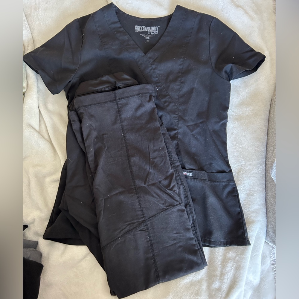 Black grays anatomy scrub top and bottoms
